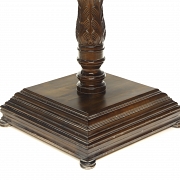 Facistol de madera tallada, s.XX