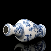 Blue and white porcelain vase, ‘Landscape with Pheasants’, Qing dynasty