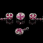Conjunto de anillo, colgante y pendientes en oro blanco de 18k con rubíes y diamantes