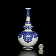 Blue and white porcelain bottle with floral motifs, Qing dynasty - 6