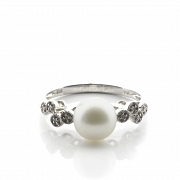 Anillo en oro blanco de 18K con perla y diamantes