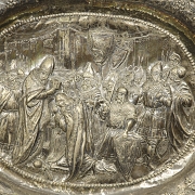 Bandeja de estilo historicista en plata repujada, s. XIX–XX
