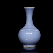 Jarrón de porcelana con vidriado azul lavanda, s.XX