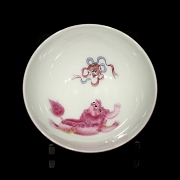 Pequeña taza de porcelana esmaltada