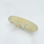 白带浅黄棕天然雕花圆玉手镯 - 3