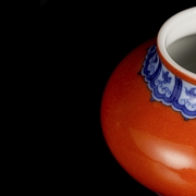 Tintero de porcelana esmaltada en azul y rojo, con marca Yongzhen