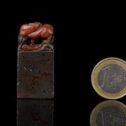 Nanhong agate seal ‘Dragon’, Qing dynasty