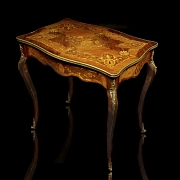 Mesa estilo Luis XV con marquetería, med. s.XX