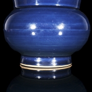 Recipiente de cerámica con esmalte azul, dinastía Ming