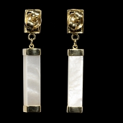 Dangling earrings in 18kt yellow gold and mother-of-pearl - 1