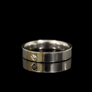 Alianza de oro blanco de 9 kt con diamante