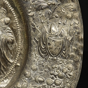 Bandeja de estilo historicista en plata repujada, s. XIX–XX
