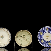 三件彩釉陶瓷盘，20世纪