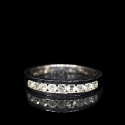 Media alianza en oro blanco de 18 kt con diamantes