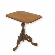 雕花木质边桌，19世纪后期