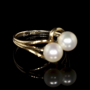 Conjunto de anillo, broche y pendientes de oro amarillo con perlas