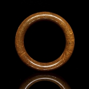 Brazalete tallado de tonalidad ámbar, s.XX