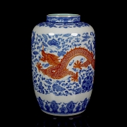 Glazed porcelain vase ‘Dragon’, with Qianlong seal
