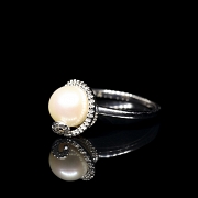 Anillo en oro blanco de 18K con perla y diamantes