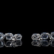 Conjunto de anillo y pendientes en oro blanco de 18k con topacios