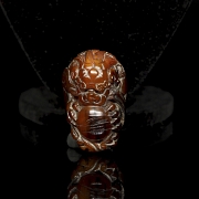 Conjunto de collar y figura de asta tallada, s.XX