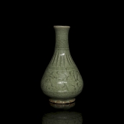 Celadon porcelain vase ‘Engraved flowers’, Song style - 1