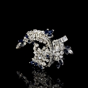 Broche con zafiros y diamantes en oro blanco de 18 kt