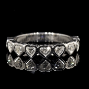 Media alianza de oro blanco de 18K con diamantes en talla corazón, 0.88 ct
