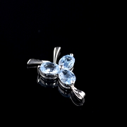 Colgante de oro blanco de 18k con topacios