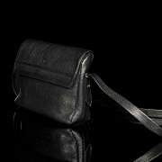 Nina Ricci “Bandolera negra”