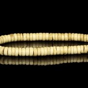 Collar mala de ciento diez cuentas de hueso tallado, s.XX