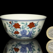 Polychrome porcelain bowl ‘Roosters and peonies’, with Chenghua seal
