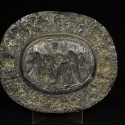 Bandeja de estilo historicista en plata repujada, s. XIX–XX
