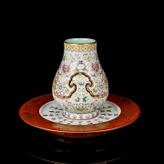 Jarrón de porcelaa con esmaltes familia rosa, con sello Qianlong