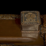 Escribanía de cuero repujado, pps. s.XX - 5