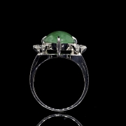 Anillo de oro blanco de 18k con jadeíta y brillantes
