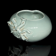 Glazed porcelain container ‘Peaches’, with Qianlong mark - 3