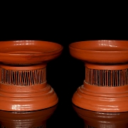 Dos soportes de madera lacada, Birmania, S.XX