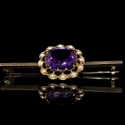 Broche de oro amarillo de 15 kt con amatista y perlas