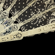 Abanico de hueso con encaje blanco. s.XIX