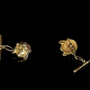 Gemelos de oro amarillo de 18 kt con esmaltes y brillantes