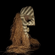 Máscara Kifwebe Songye con Traje de Rafia, R.D. del Congo, s.XX