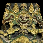 Base de pilar de madera policromada