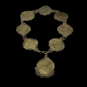 Cinturón de metal repujado con piedras engastadas, s.XX