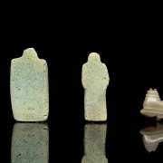 Tres pequeñas figuras talladas, estilo Egipcio