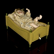 Muñeca autómata de porcelana con cuna, Alemania/Francia, c. 1890-1910