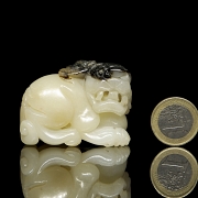 Carved jade figure ‘Beast with bat’, Qing dynasty - 6