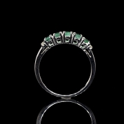 Anillo en oro blanco de 18k con esmeralda y diamantes