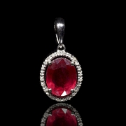 Colgante de oro blanco de 18k con rubí y diamantes