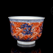 Glazed porcelain bowl “Dragons,” with Xuande seal